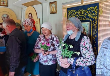 Праздничная служба в День святых жен — мироносиц в храме Рождества Пресвятой Богородицы