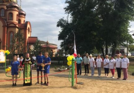 Настоятель Троицкого храма с. Н. Калитва освятил детскую спортивную площадку