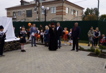 Благочинный Россошанского церковного округа участвовал в открытии памятника в совхозе Россошанском