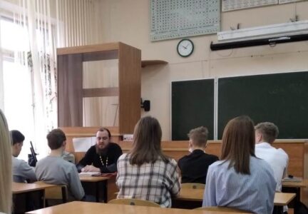 Встреча священнослужителя с учениками СОШ№25 г. Россошь