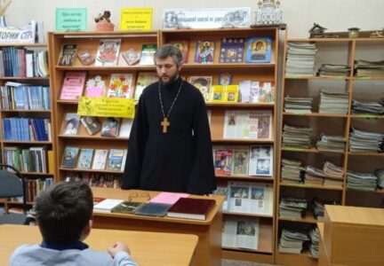 Беседа священника с учениками СОШ № 24 г. Россошь в День православной книги