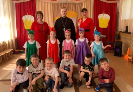 Священник посетил Пасхальный утренник в детском саду г. Россошь