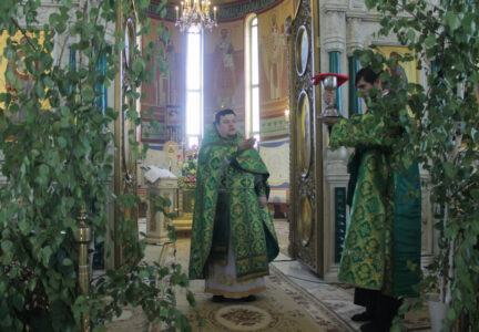 В Свято-Ильинском кафедральном соборе г. Россошь встретили праздник Пятидесятницы