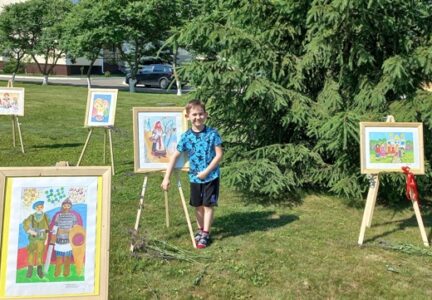 В День Святой Троицы Троицы на территории Свято-Ильинского собора прошла выставка детских рисунков
