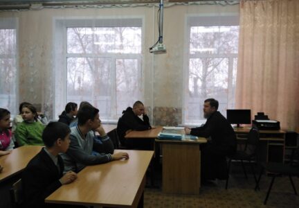 Встреча настоятеля Покровского храма с. Шапошниковка с учащимися Дроздовской СОШ