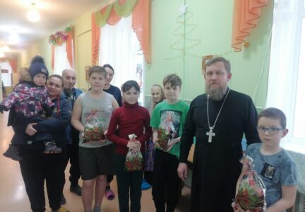 Настоятель Покровского храма с. Шапошниковка поздравил детей беженцев