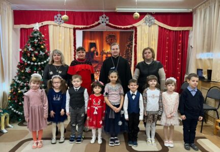 Священнослужителя пригласили на рождественский  концерт в детский сад №5 г. Россошь