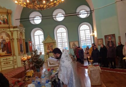 Клирики Россошанского благочиния совершили Чин Великого освящения воды в храмах и купелях