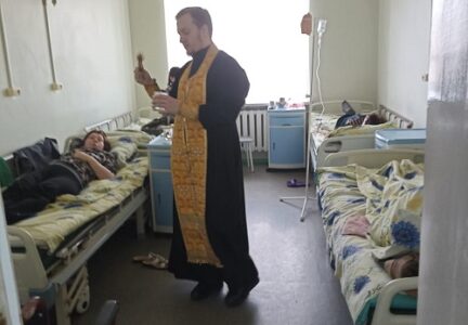Священнослужитель благочиния посетил неврологическое отделение Россошанской ЦРБ