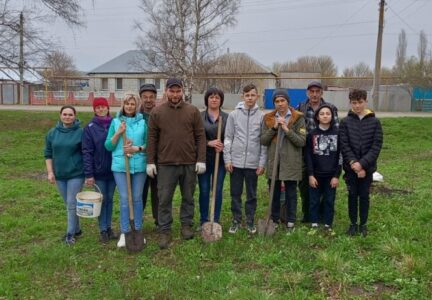 Священнослужитель принял участие в благоустройстве села Лизиновка