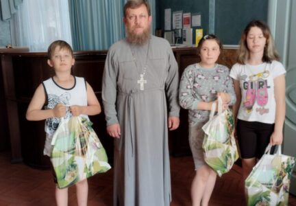 Настоятель храма сл. Шапошниковка поздравил ребят из ПВР с Днем защиты детей