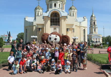 В День защиты детей на территории Ильинского собора г. Россоши прошел детский праздник «Самый яркий день!»
