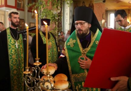 В канун праздника Святой Троицы Преосвященнейший епископ Дионисий совершил всенощное бдение в Ильинском соборе