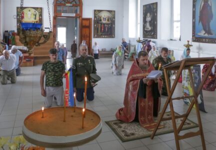В Покровском храме сл. Шапошниковка  в день памяти Царственных мучеников совершили молебен с акафистом