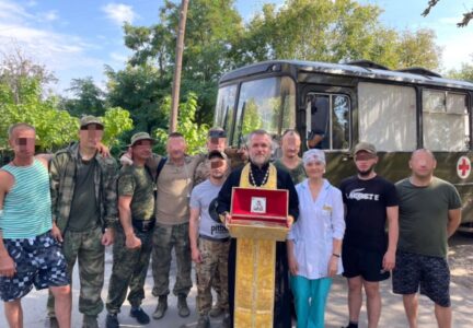 Ковчег с мощами святителя Митрофана Воронежского посетил один из военных госпиталей