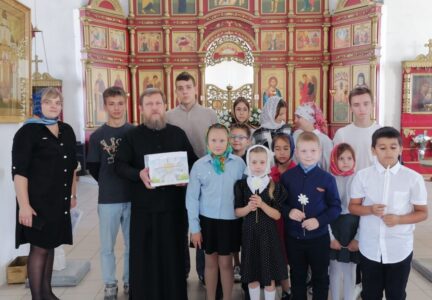 Покровский храм сл. Шапошниковка посетили школьники-волонтеры благотворительной акции «Белый Цветок»