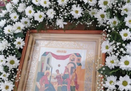 Праздничная Литургия в храме Покрова Пресвятой Богородицы сл. Шапошниковка