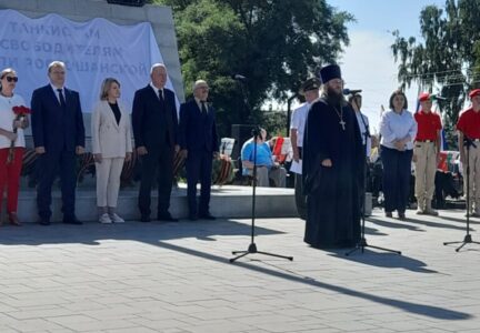 Духовенство благочиния приняло участие в открытии обновленного памятника танкистам освободителям земли россошанской