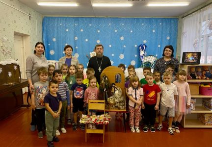 Священнослужитель посетил Ольховатский детский сад