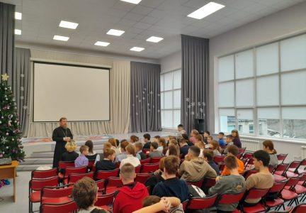 Настоятель Покровского храма сл. Шапошниковка встретился с учениками Ольховатской школы