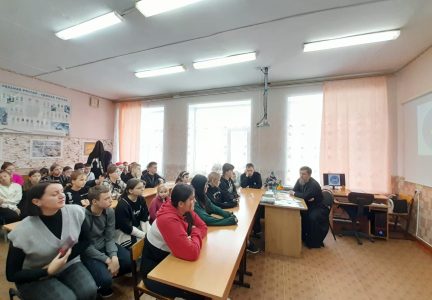 Настоятель Покровского храма сл. Шапошниковка провел встречу с учениками Дроздовской школы (Ольховатского района)