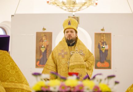 Епископ Дионисий совершил Литургию в храме Всемилостивого Спаса г. Россошь