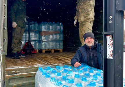 Отдел по сотрудничеству с приграничными епархиями ДНР и ЛНР передал питьевую бутилированную воду военнослужащим
