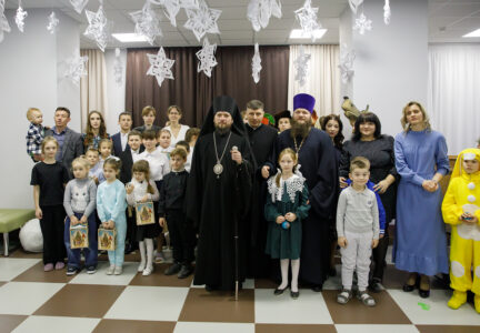 Епископ Россошанский и Острогожский Дионисий посетил Рождественскую елку в духовно-просветительском центре г. Россоши