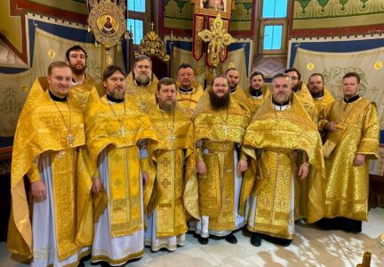 Благочинный Россошанского церковного округа возглавил Божественную литургию в Ильинском кафедральном соборе