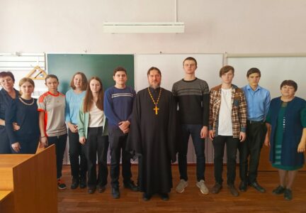Клирик благочиния провел встречу с учениками Новохарьковской школы (Ольховатского района)
