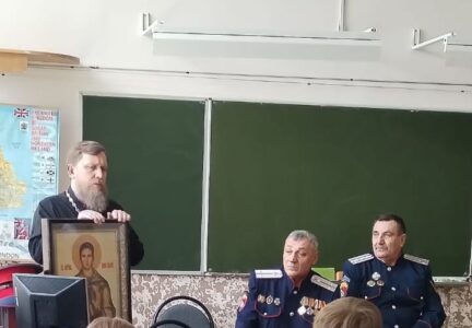 Настоятель Покровского храма и казаки станицы Ольховатской посетили Заболотовскую школу