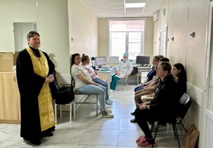 Клирик благочиния посетил акушерское отделение БУЗ ВО Ольховатской РБ