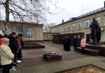 Настоятель храма с. Морозовка принял участие в митинге посвященном Дню неизвестного солдата