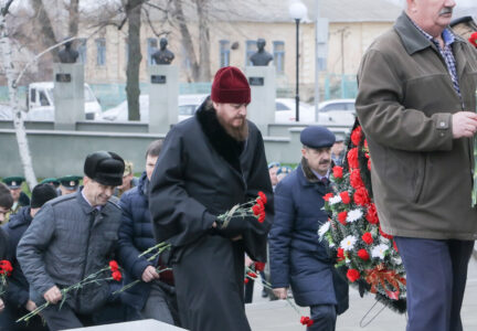 Духовенство Россошанского церковного округа приняло участие в митинге посвященном Дню неизвестного солдата