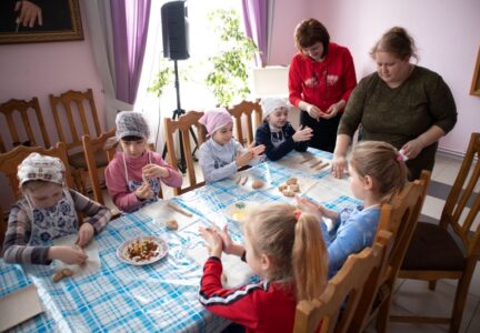 В Неделю святого Иоанна Лествечника в Воскресной школе Ильинского кафедрального собора пекли «лествицы»