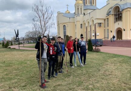 Волонтеры РКМПП поучаствовали в субботнике на территории Ильинского кафедрального собора