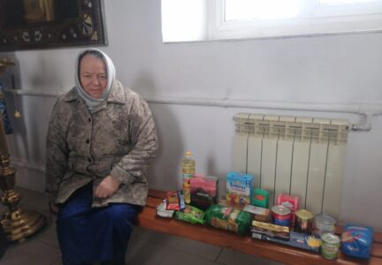 В Россошанском благочинии пожилым людям раздали продуктовые наборы