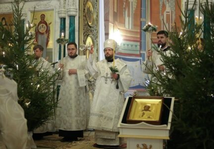 В канун праздника Рождества Христова Преосвященнейший Дионисий, епископ Россошанский и Острогожский, совершил всенощное бдение в Ильинском кафедральном соборе