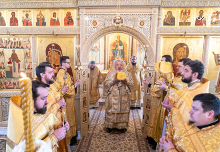 В день памяти священномученика Петра, архиепископа Воронежского, епископ Россошанский и Острогожский Дионисий сослужил митрополиту Воронежскому и Лискинскому Сергию за богослужением в Алексиево-Акатовом монастыре