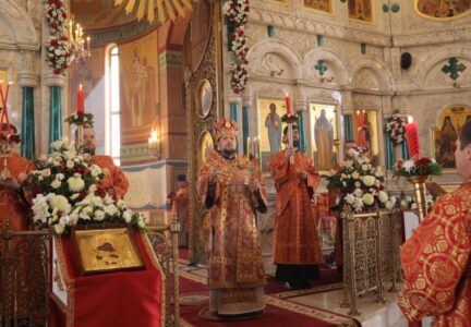 В понедельник Светлой седмицы Преосвященнейший епископ Дионисий совершил Божественную литургию в Ильинском соборе Россоши