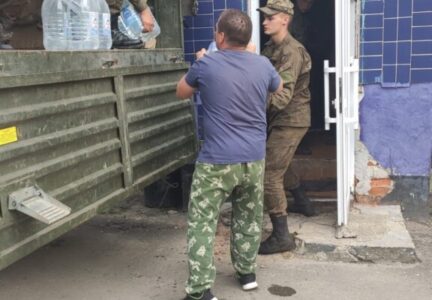 Руководитель отдела по приграничному сотрудничеству Россошанской епархии организовал поставку питьевой воды в город Луганск