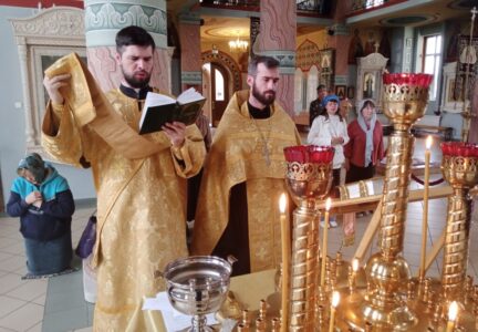 В Ильинском кафедральном соборе г. Россоши в день памяти святого праведного Иоанна Кронштадтского был совершен молебенк