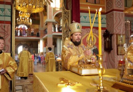 В Неделю 3-ю по Пятидесятнице Преосвященнейший епископ Дионисий совершил Литургию в Ильинском кафедральном соборе