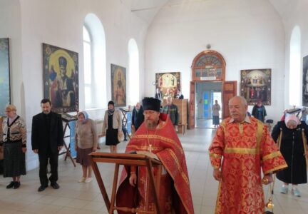 Божественная Литургия в храме Покрова Пресвятой Богородицы сл. Шапошниковка