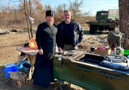 Священнослужители благочиния передали гуманитарный груз военнослужащим