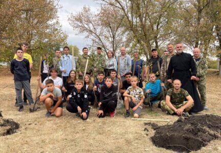 Учащиеся Новокалитвенской СОШ совместно с военнослужащими посадили яблоневый сад