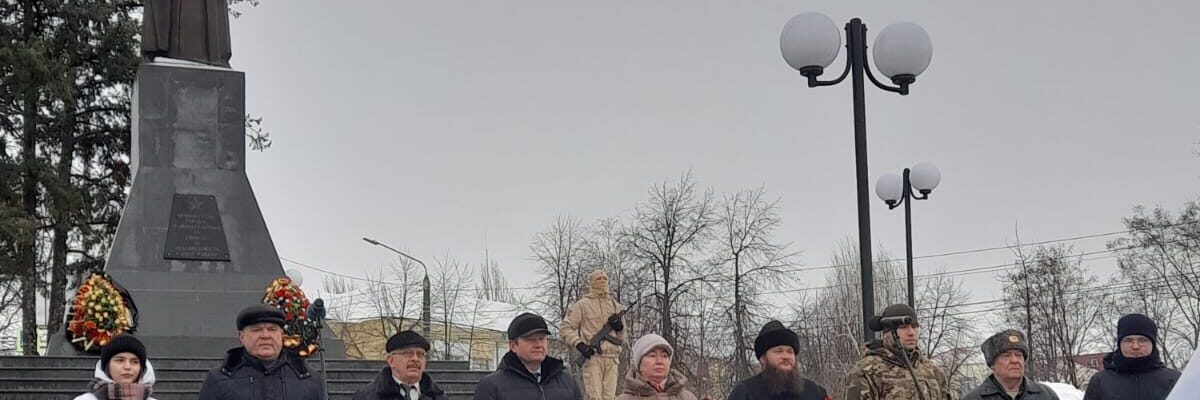 Духовенство благочиния приняло участие в митинге в г. Россошь у Центральной братской могилы