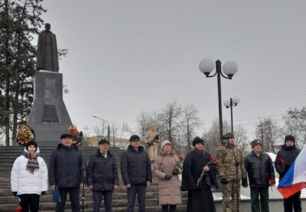 Духовенство благочиния приняло участие в митинге в г. Россошь у Центральной братской могилы