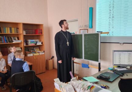 Священнослужитель провел открытый урок и презентацию в СОШ № 25 г. Россоши