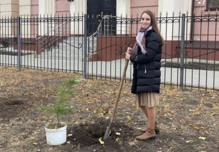 На территории духовного центра г. Россоши высадили архангельские кедры